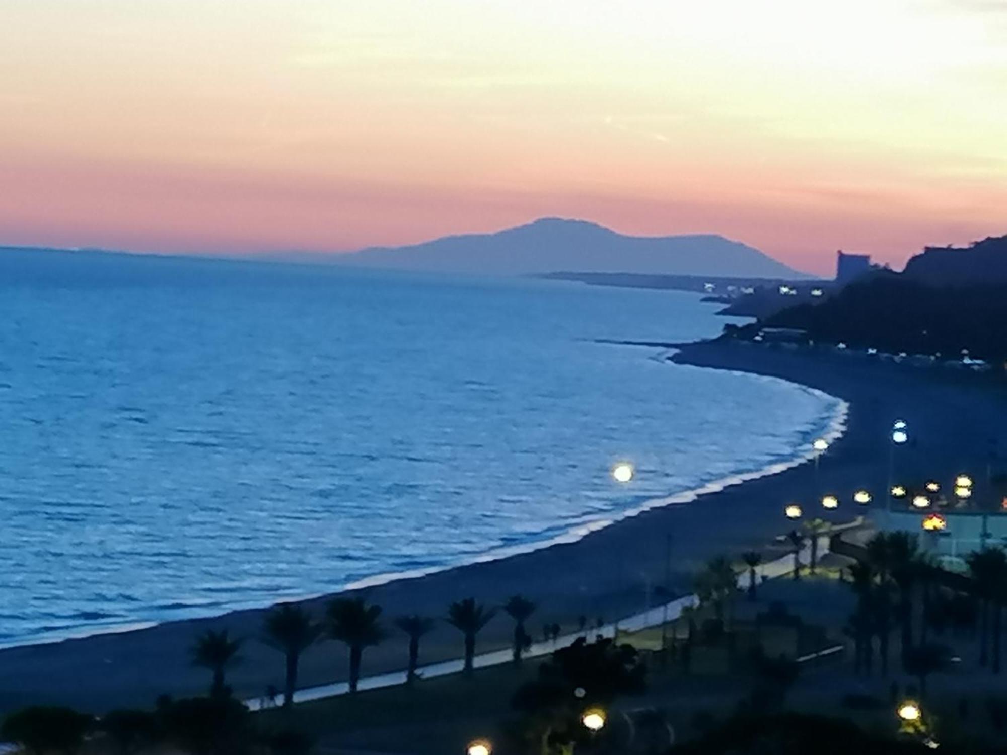 Apartamento Con Terraza, Vistas Playa Y Montana Hospitalet De L'Infant Esterno foto