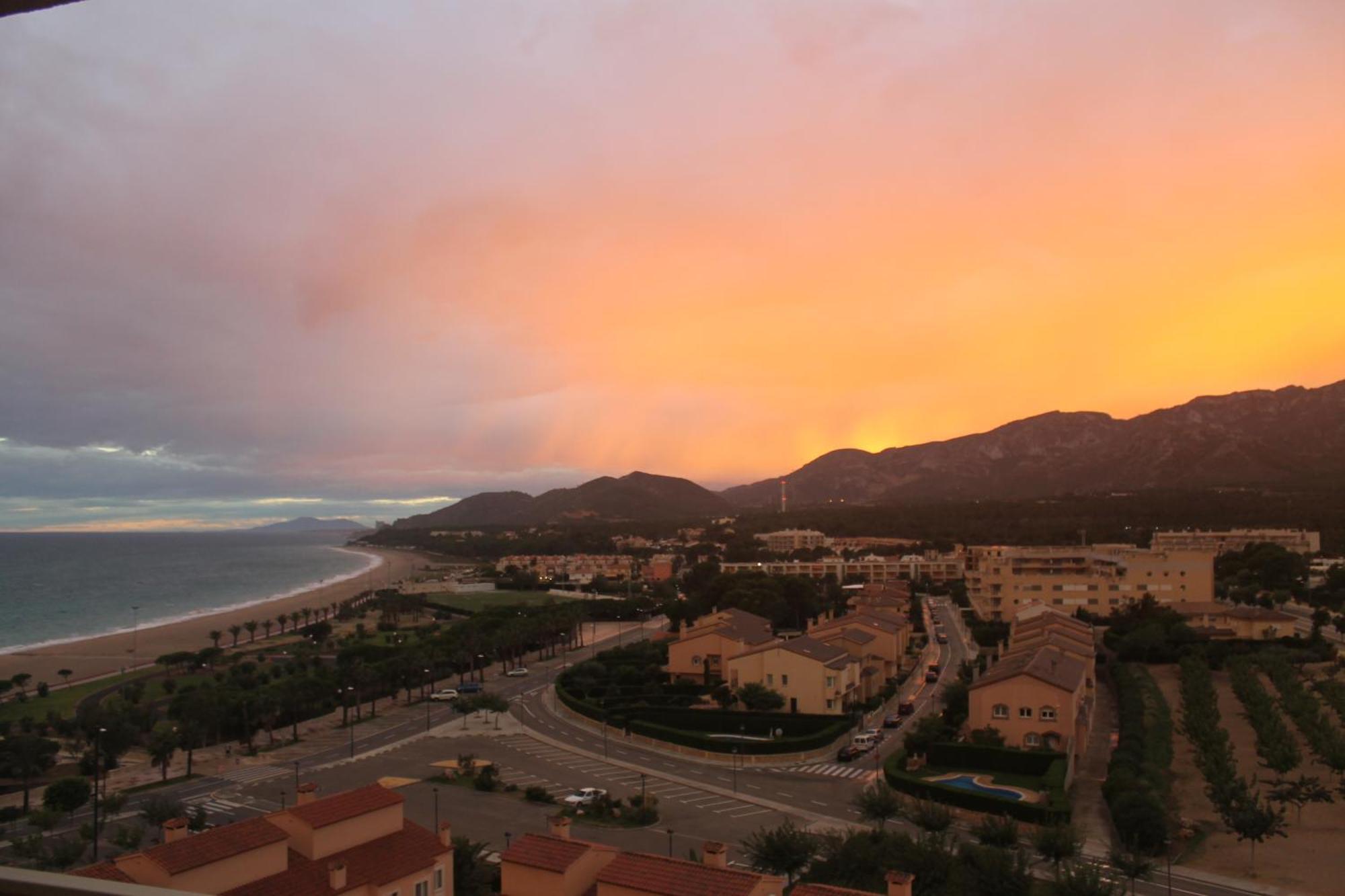 Apartamento Con Terraza, Vistas Playa Y Montana Hospitalet De L'Infant Esterno foto