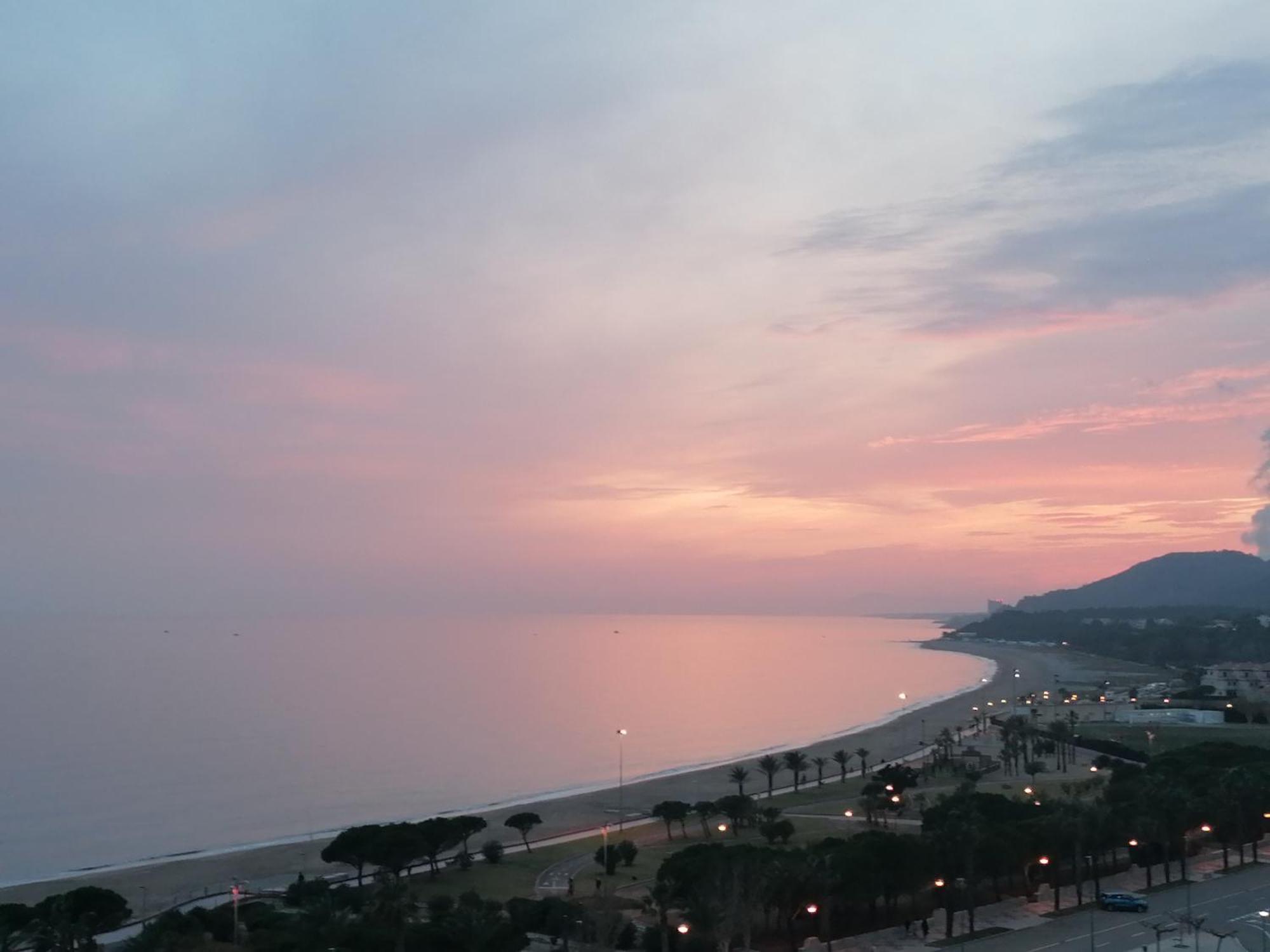 Apartamento Con Terraza, Vistas Playa Y Montana Hospitalet De L'Infant Esterno foto