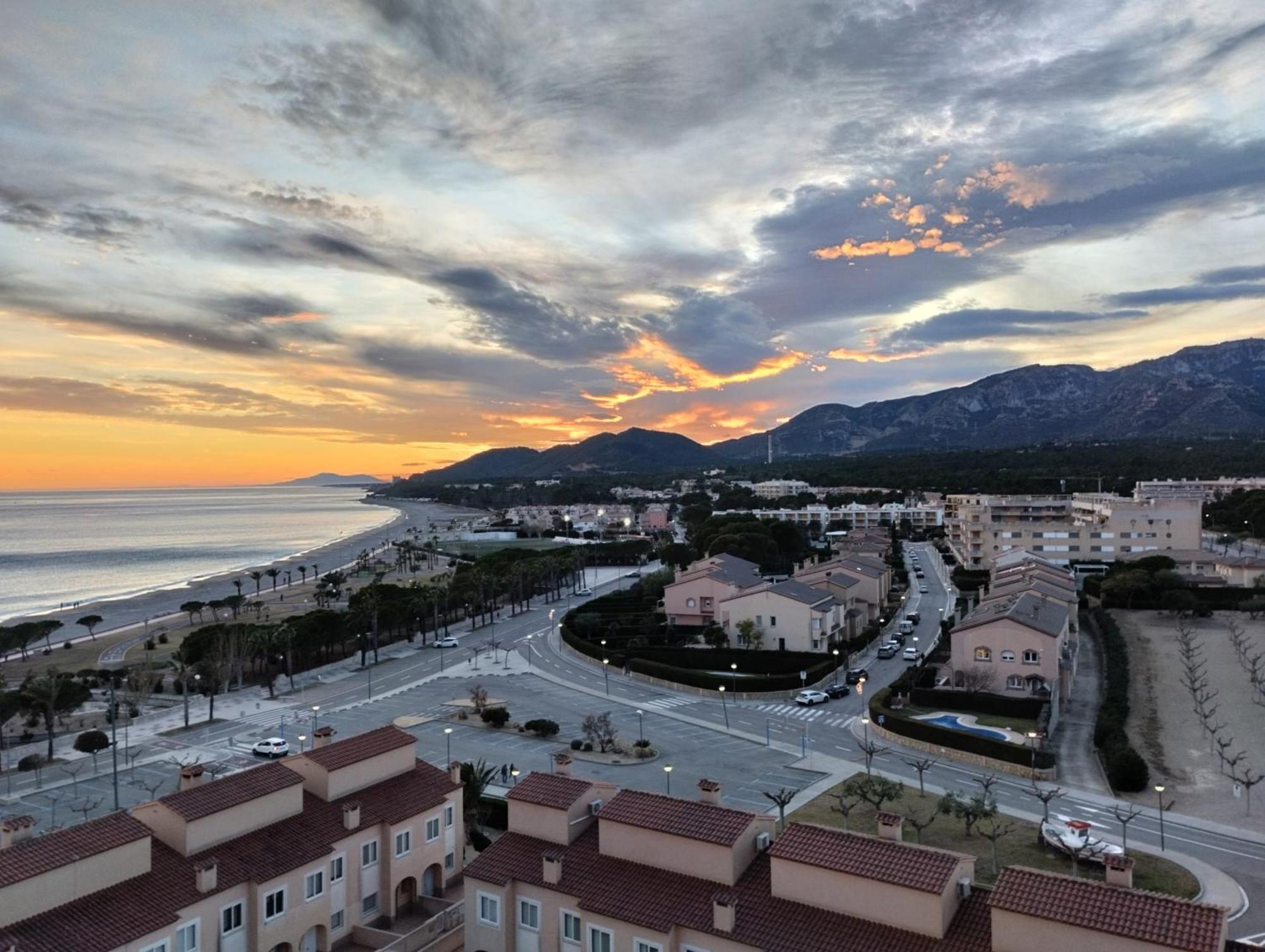 Apartamento Con Terraza, Vistas Playa Y Montana Hospitalet De L'Infant Esterno foto