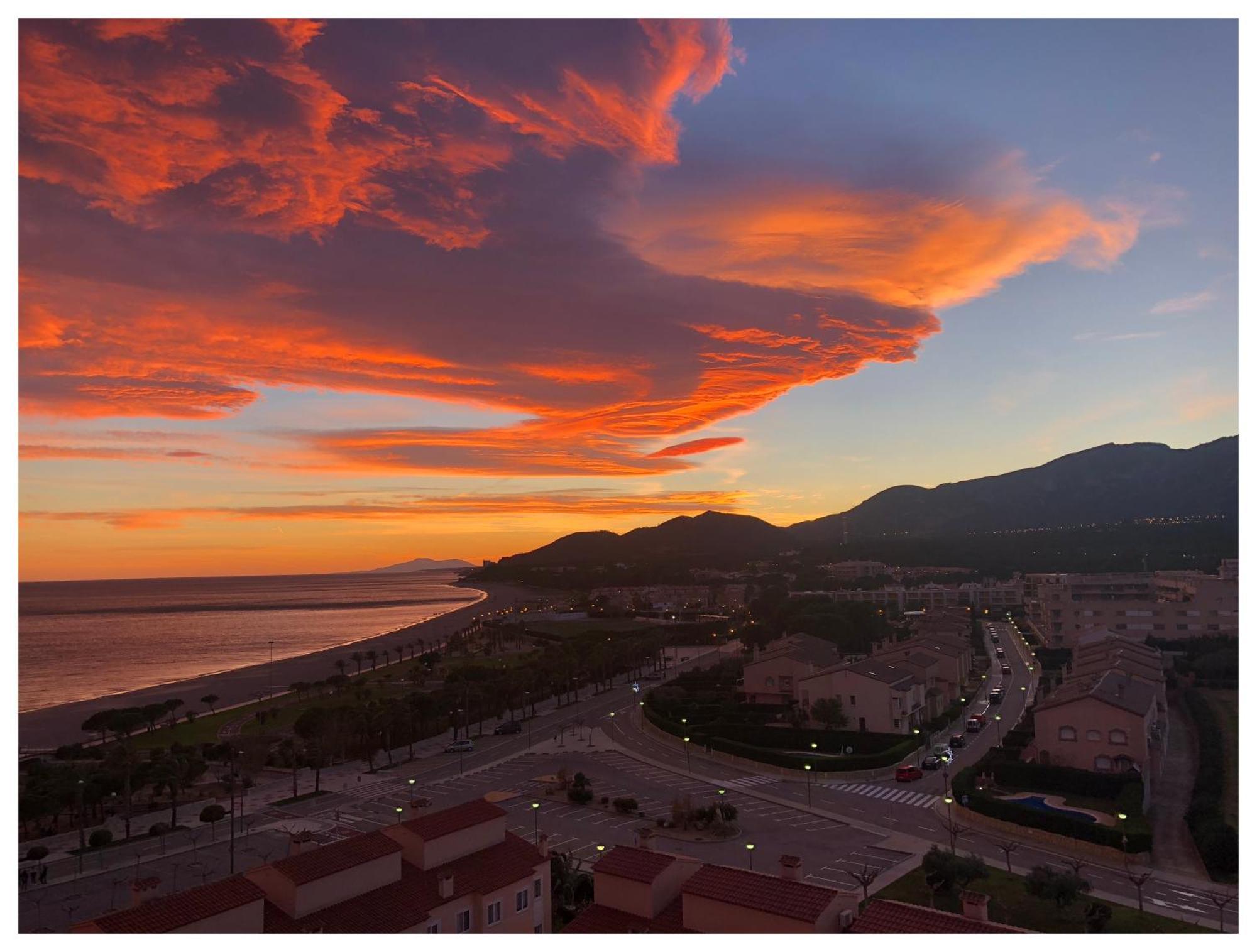 Apartamento Con Terraza, Vistas Playa Y Montana Hospitalet De L'Infant Esterno foto